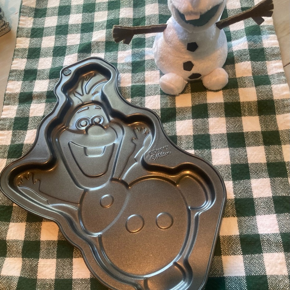 Disney Frozen Olaf Cake Mold with Plush Olaf